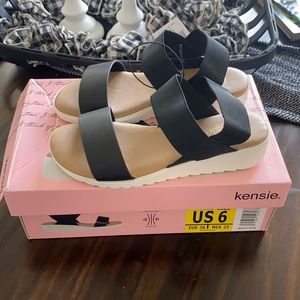Black size 6 women’s sandals